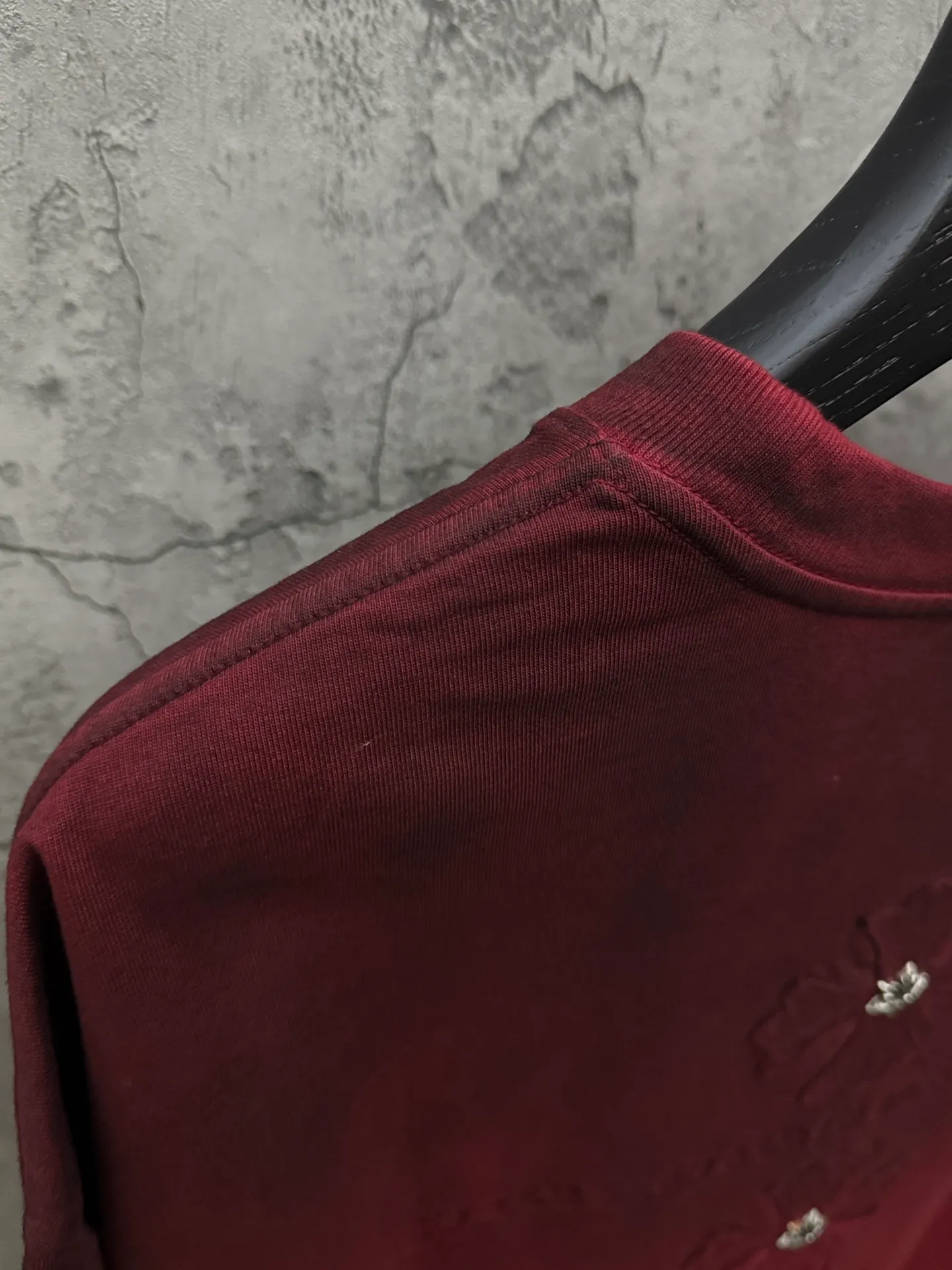 P230 top version, real shot without P, ​​different from market currency) 𝗖𝗵𝗿𝗼𝗺𝗲 𝗛𝗲𝗮𝗿𝘁𝘀/Croxin 2026 spring new original single counter American washed patch embroidered couple short sleeves 👑The highest version! Customized fabric 320 grams, washed and fried, spray horse slip craft, best-selling model at the counter, very comfortable to wear. Accessories: original molded and authenticated collar label ➕ 100% silk wash label. Genuine purchase-grade original hangtag➕matching hanging rope➕3D hanging beads➕original packaging bag. Craftsmanship: The original version has consistent wiring! The highest version of the armhole matching technique! Color: Burgundy Black Size: S M L XL Style No.: 6607